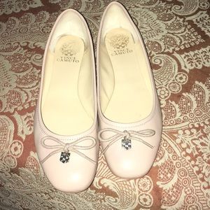 Gently worn Vince Camuto ballet flats. Size 9.